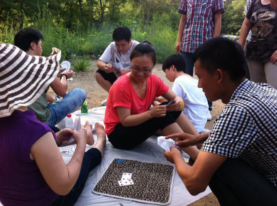 公司組織一年一度的野外燒烤活動，并現(xiàn)場舉辦斗地主大賽