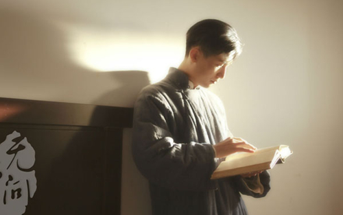 只問敢勇，無問西東